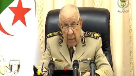 الفريق أول السعيد شنقريحة: “التكفل الجاد بأسباب الأزمات يمر بالإلتزام بالشرعية الدولية بعيدا عن التدخلات الأجنبية”