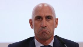 والدة وشقيقة رئيس اتحاد الكرة الإسباني تُضربان عن الطعام