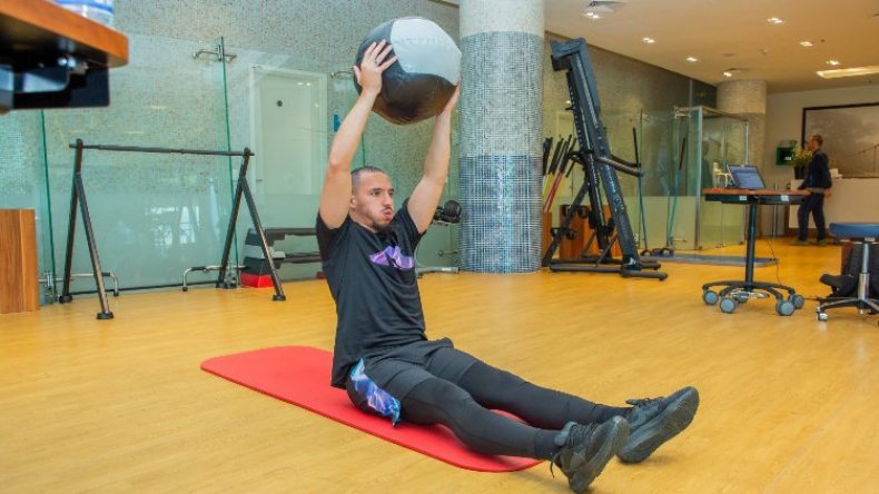 الجمهور المغربي يلتفّ حول الجزائري بن ناصر بِإعجاب وندم