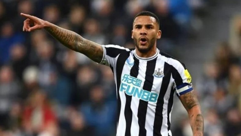 بِالفيديو: قائد نيوكاسل في شجار عنيف وسط الشارع