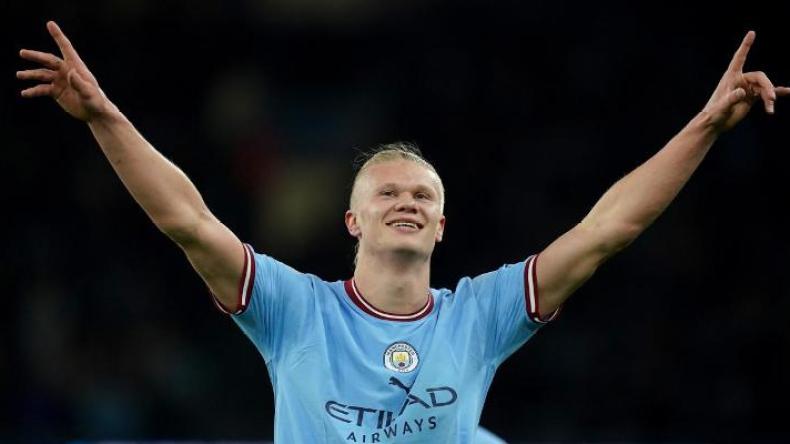 طريقة غريبة ينام بها النّجم هالاند