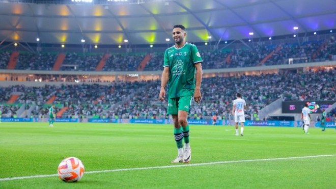 بِالفيديو: “محرز من كوكب آخر.. يُوزّع الكرات وكأنّه يرشّ العطر”!