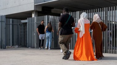 La France annonce l’interdiction du port de l’Abaya à l’école