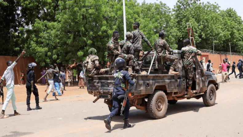 Paris aux putschistes au Niger: la menace d'”intervention militaire” à prendre très au sérieux!