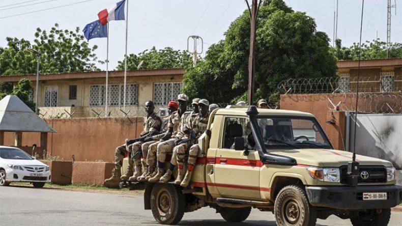انتشار أمني مكثف وهدوء حذر في محيط السفارة الفرنسية بالنيجر