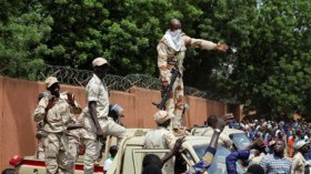 النيجر : قادة الإنقلاب يتهمون فرنسا باختراق الحظر الجوي وتحرير إرهابيين