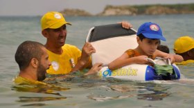 أخيرا.. ذوو الهمم يعانقون مياه البحر