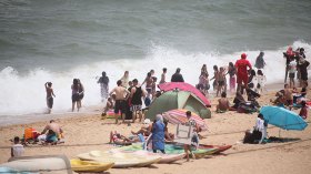 عائلات تغامر بأبنائها في الشواطئ !