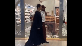 بالفيديو.. القبض على مقيم بالسعودية يرتدي عباءة نسائية وكعبا عاليا!