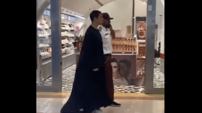 بالفيديو.. القبض على مقيم بالسعودية يرتدي عباءة نسائية وكعبا عاليا!