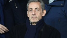 ساركوزي منظفا عند باب القصر العلوي في الرباط