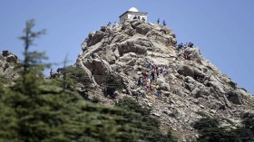 أزرو نطهور.. القمة التي تجمع شتات العائلات بأعالي تيزي وزو