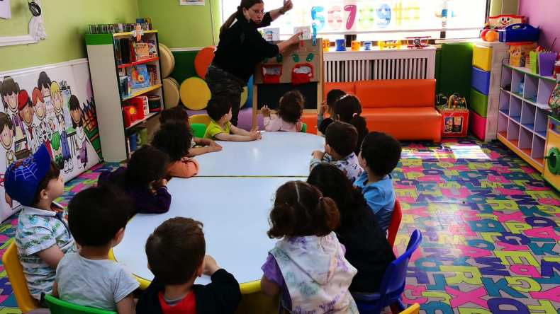 ماكثات بالبيت يضعن أولادهن عند المربية أو الروضة