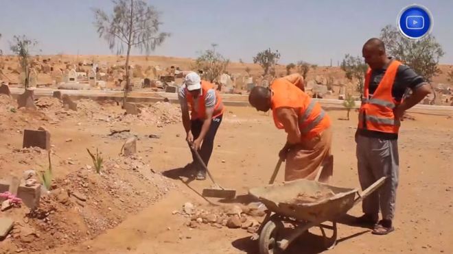 النعامة: شباب متطوع يبادر بتنظيف و تزيين و حراسة المقابر