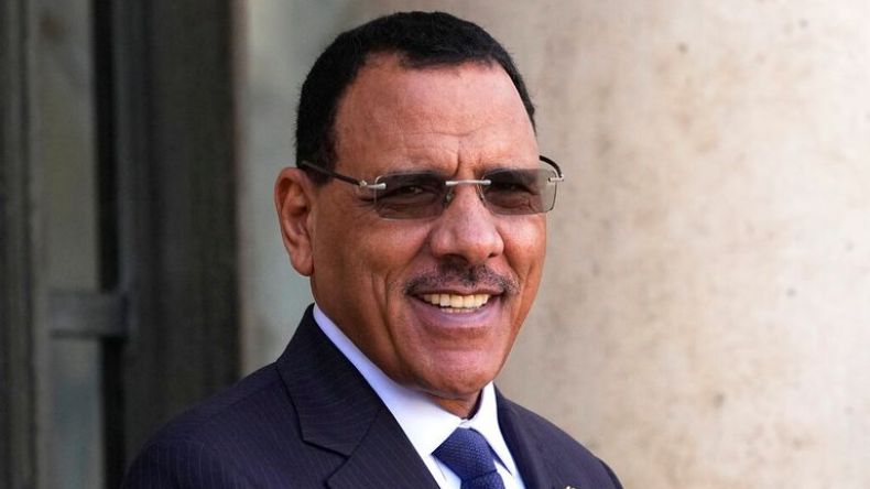 قناة تركية: الرئيس بازوم يوافق على تقديم استقالته لإنهاء الأزمة في النيجر