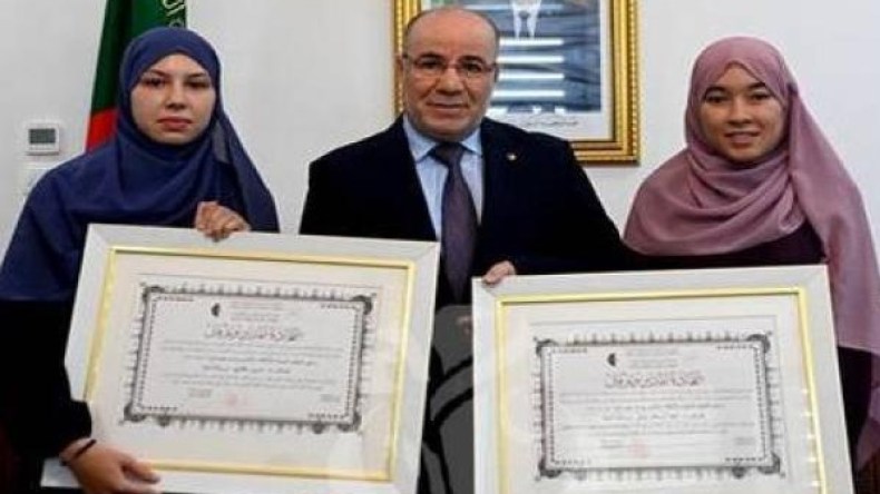 بلمهدي يُكرّم المتوجتين في المسابقتين الدوليتين لحفظ القرآن الكريم