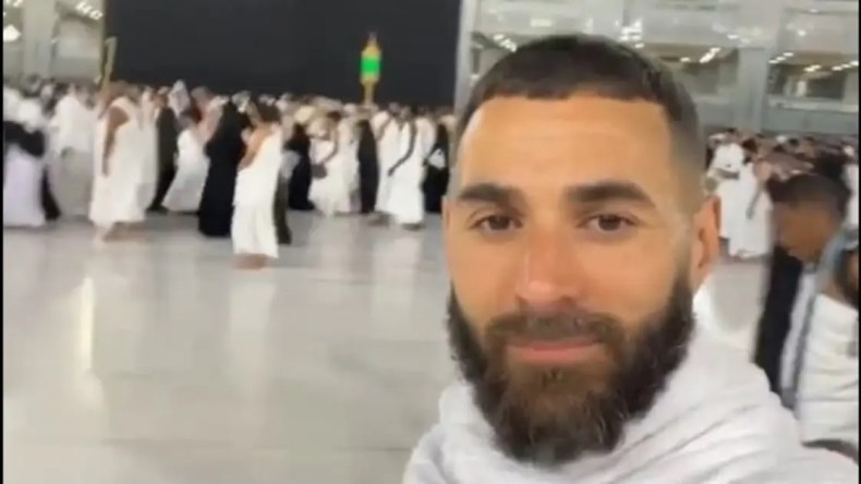 بالفيديو.. كريم بن زيمة يؤدي مناسك العمرة