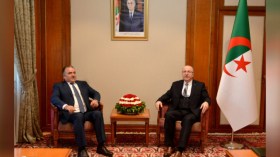 الوزير الأول يستقبل سفير لبنان بالجزائر