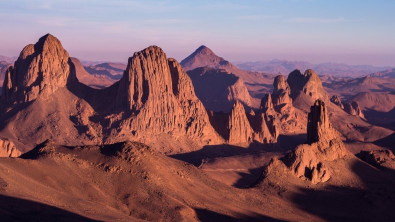 هذه حقيقة القطارين اللذين يظهران أمام جبال الهقار