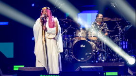 بالصور.. الشاب خالد يغني بالزي السعودي ويثير تفاعلا كبيرا   