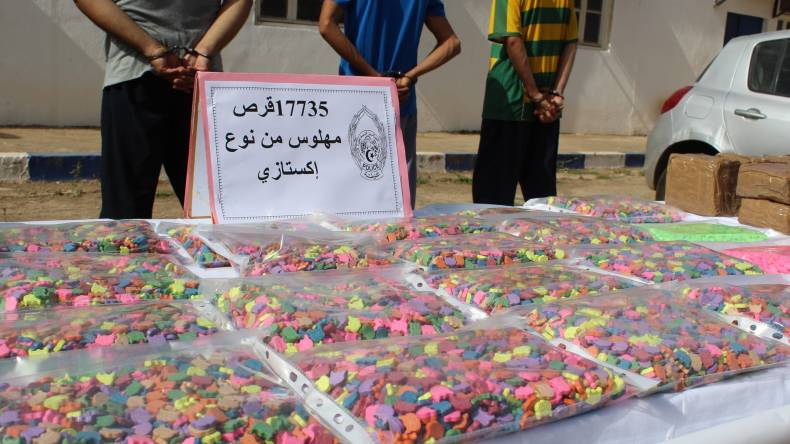 وهران: تفكيك شبكة إجرامية مختصة في تهريب المخدرات (فيديو)
