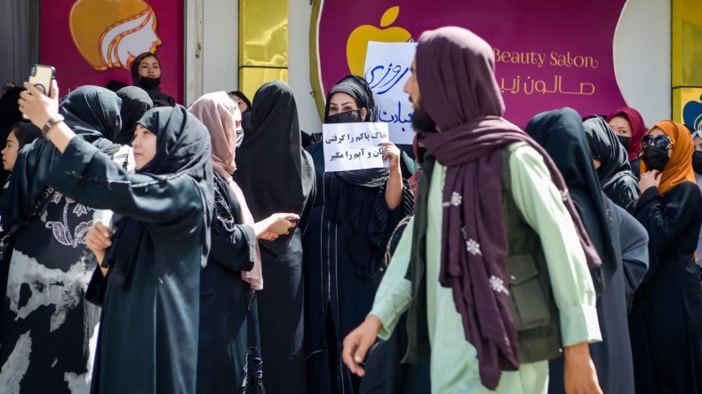 طالبان تحظر صالونات التجميل في كابول بهذه الحجة