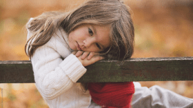 إنقاذ طفلة ظلت إلى جوار جثة والدتها المتوفية 6 أيام