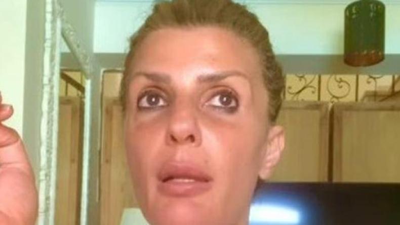 فنانة مصرية تنتقد مصلى النساء وتشبه بابه بـ “مدخل المطبخ”