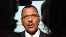 محاولة هروب فاشلة للرئيس النيجيري المخلوع محمد بازوم حسب المجلس العسكري