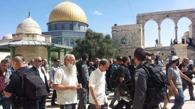 عشرات المستوطنين يقتحمون الأقصى وتواصل الإعتداءات على الفلسطينين
