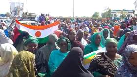 مظاهرة نسائية ضد التواجد الفرنسي بالنيجر..(صور)