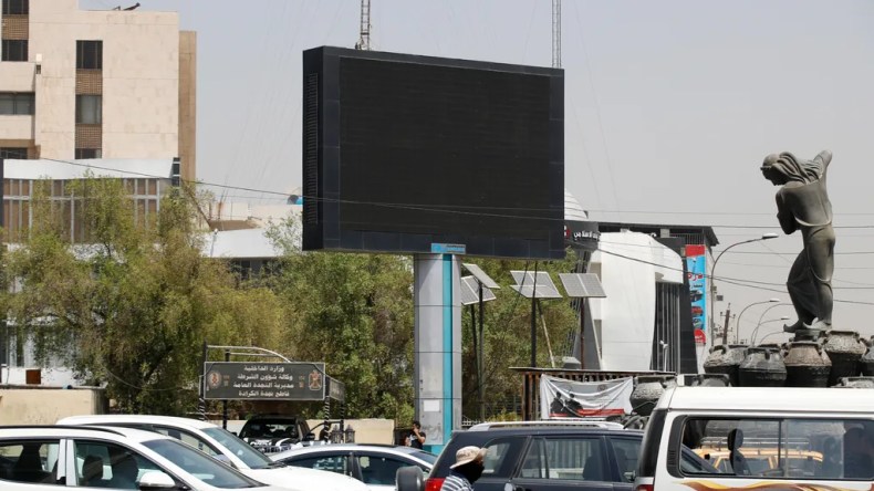 بعد عرض “مقاطع مُخلّة”.. إطفاء الشاشات العامة في العراق