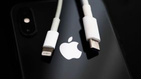 “أبل” تفرج عن أول هواتفها المزوّدة بمنفذ الشحن USB-C.. وهذا سعره
