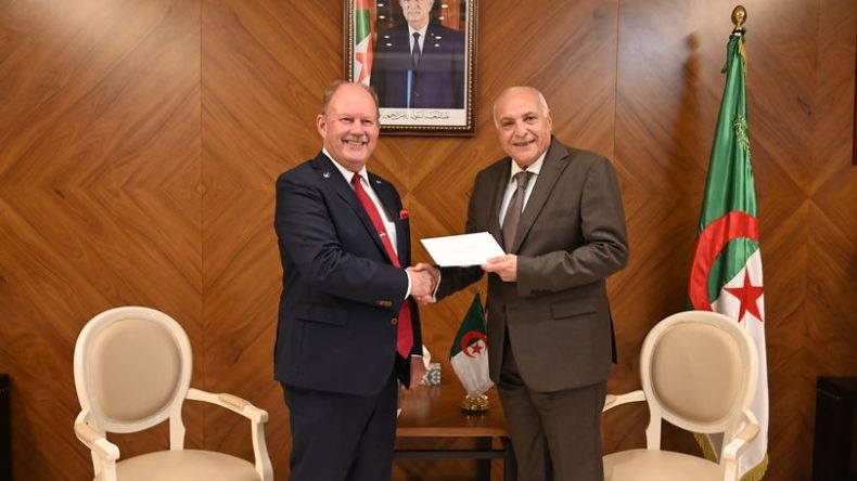 عطاف يستلم أوراق اعتماد سفير فنلندا في الجزائر