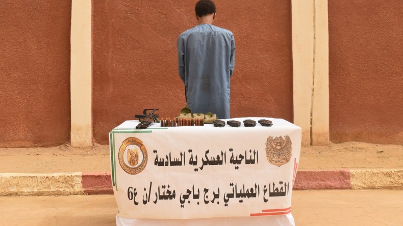 إرهابي يسلم نفسه للسلطات العسكرية ببرج باجي مختار