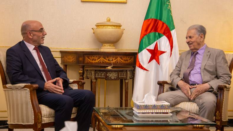 بحث سبل تعزيز التشاور السياسي بين قوجيل ورئيس “حمس” (صور)