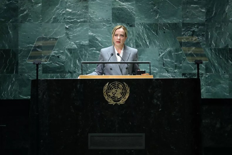 Migration: Meloni appelle l’ONU à une «guerre sans merci» contre les passeurs