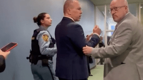 لحظة طرد سفير الاحتلال الإسرائيلي لدى الأمم المتحدة (فيديو)