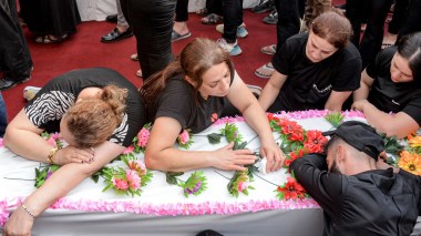 “On est tous morts”: Des familles sous le choc après l’incendie lors d’un mariage en Irak