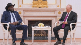 موقف طريف لبوتين مع رئيس جنوب السودان (فيديو)