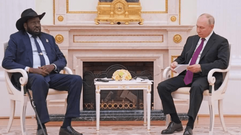 موقف طريف لبوتين مع رئيس جنوب السودان (فيديو)