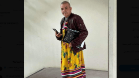 الجدل بشأن طرد تلميذة متواصل.. سخرية من أستاذ تضامن معها بارتداء “جبة قبايل”!