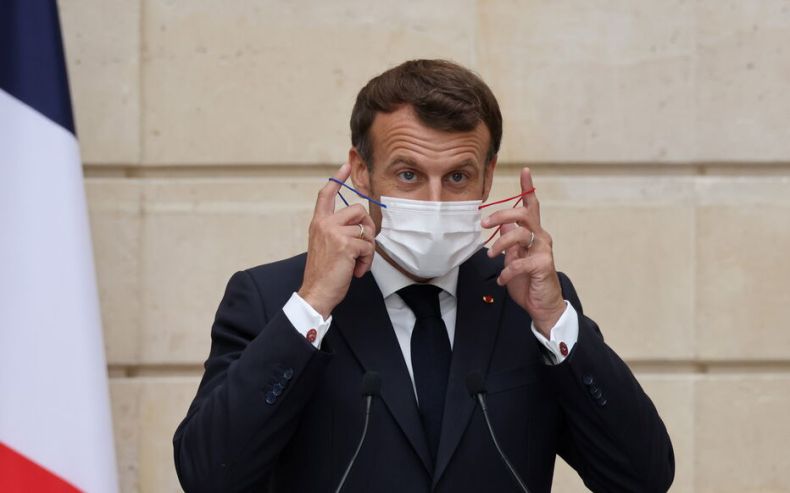 Covid-19: Un généraliste suspendu deux semaines après avoir consulté le passe vaccinal d’Emmanuel Macron
