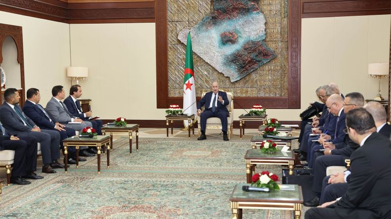 الرئيس تبون يستقبل أعضاء المكتب الموسع لمجلس تجديد الاقتصاد الجزائري (فيديو)