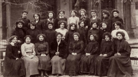 فرنسيات بالعباءة في بدايات القرن الـ20.. مؤرخ تركي يستعرض صورا صادمة للعلمانيين