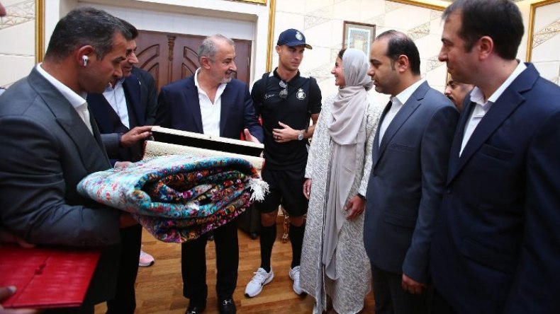 الإيرانيون يُهدون لِرونالدو سجّادا فارسيا