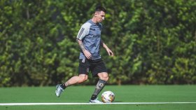 بِالفيديو: ميسي يحلق لحيته!