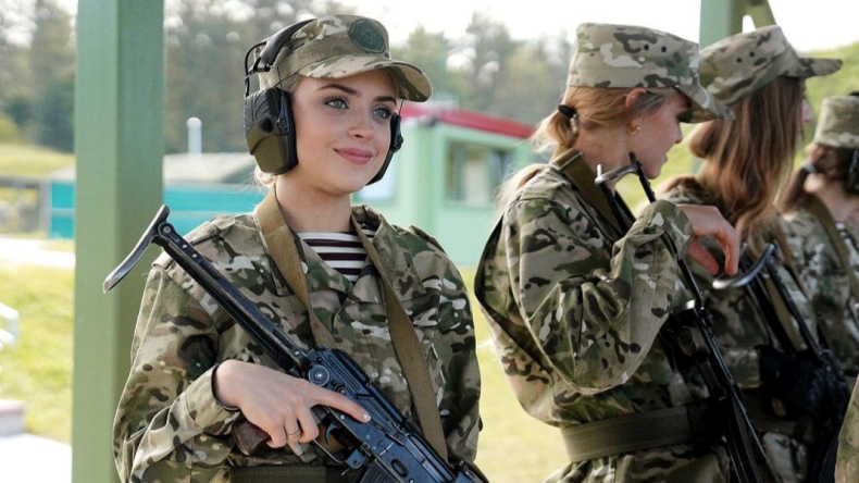 هكذا تشجع بيلاروسيا الفتيات على الانخراط في الخدمة العسكرية!