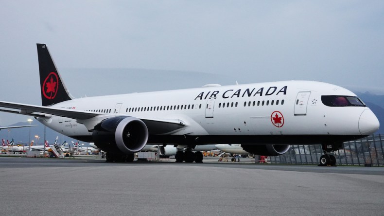 طرد سيدتين من طائرة لسبب غريب!