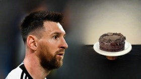 ميسي يعترف بِأنّه لا يستطيع مُقاومة حلاوة الكعك!